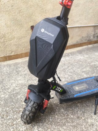 Patinete Eléctrico Negro con Detalles Azules