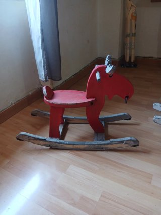 Caballo balancín rojo