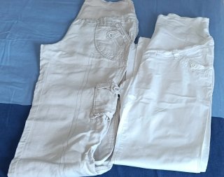 Pantalones de maternidad beige y blancos