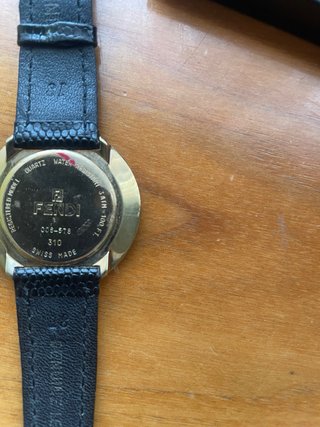 Reloj Fendi Dorado con Correa Negra