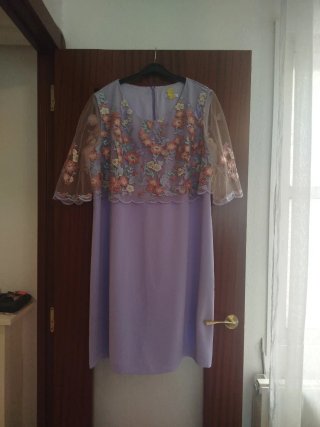 Vestido de fiesta morado con bordado floral