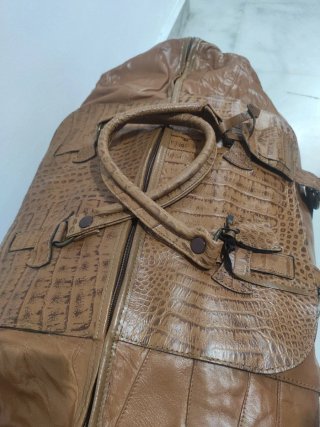 Bolso de piel marrón hecho a mano