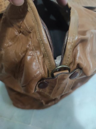 Bolso de piel marrón hecho a mano