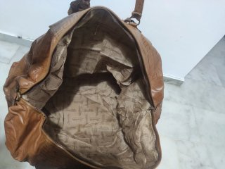 Bolso de piel marrón hecho a mano