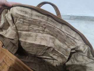 Bolso de piel marrón hecho a mano