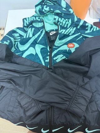 Chaqueta cortavientos Nike negra y verde