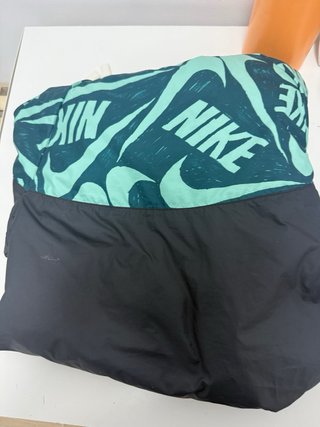 Chaqueta cortavientos Nike negra y verde