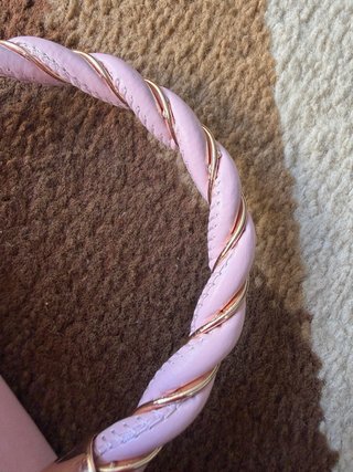 Bolso de mano rosa con cadena dorada