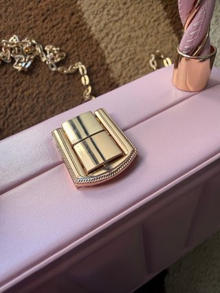 Bolso de mano rosa con cadena dorada
