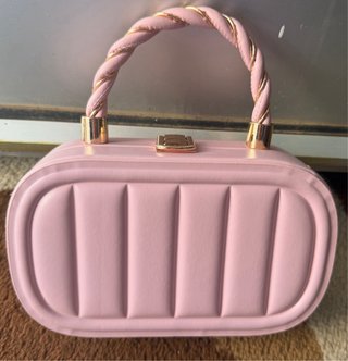Bolso de mano rosa con cadena dorada