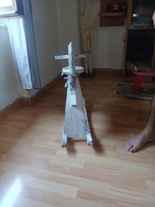 Caballo balancín de madera blanco