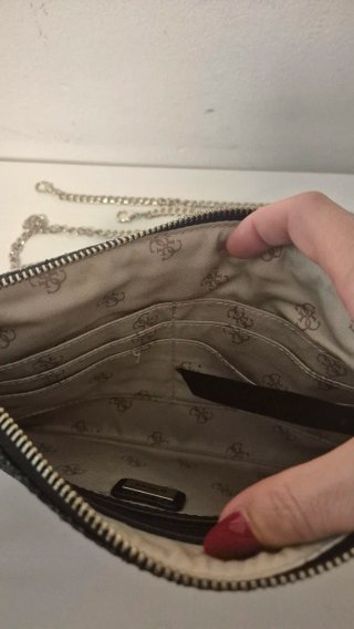 Bolso Guess Negro Brillante
