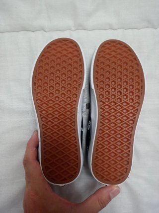 ZAPATILLAS MARCA VANS TALLA 34.5 NEGRAS NUEVAS