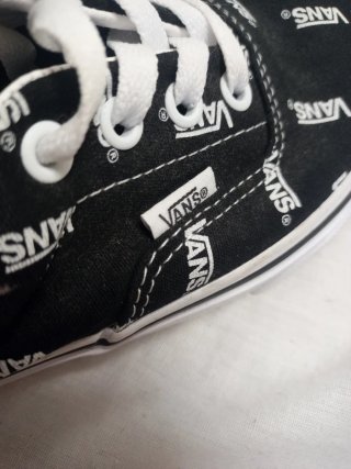 ZAPATILLAS MARCA VANS TALLA 34.5 NEGRAS NUEVAS
