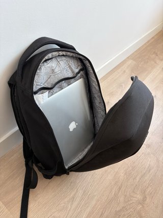 Mochila semirrígida negra Newfeel