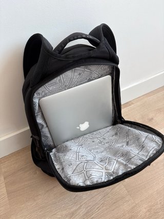 Mochila semirrígida negra Newfeel