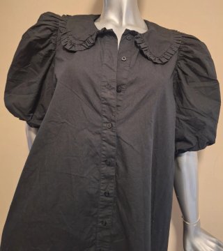 Vestito nero con colletto e maniche a sbuffo