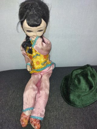 Bambola Cinese con Cappello Verde vintage