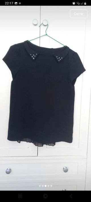 Blusa negra manga corta con cuello adornado