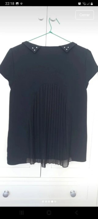 Blusa negra manga corta con cuello adornado