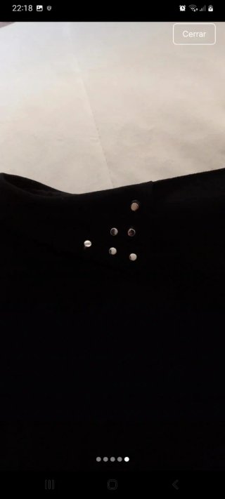 Blusa negra manga corta con cuello adornado