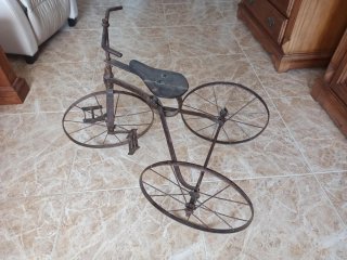 Triciclo antiguo de metal