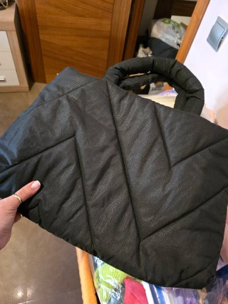 Bolso Flufié negro acolchado