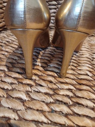 Zapatos Lodi dorados talla 38