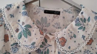 Blusa floral con cuello Peter Pan