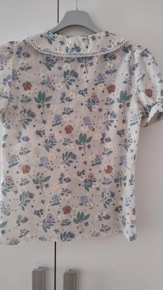 Blusa floral con cuello Peter Pan