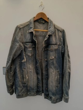 Cazadora vaquera Zara desgastada