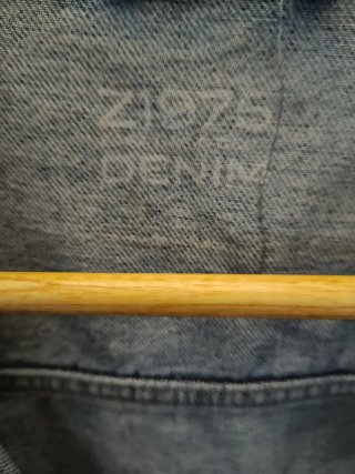 Cazadora vaquera Zara desgastada