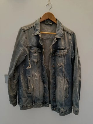 Cazadora vaquera Zara desgastada