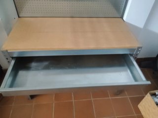 Banco de trabajo con panel perforado.