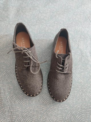 Zapatos grises mujer con tachuelas