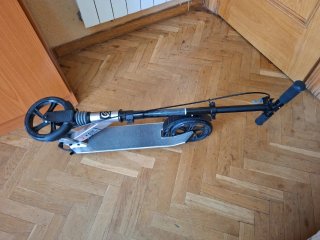 Patinete plegable plateado y negro