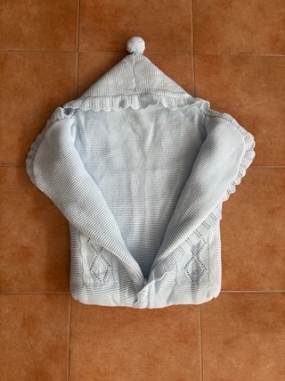 Saco lana invierno bebé capuchón con borla.