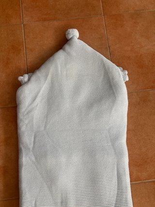 Saco lana invierno bebé capuchón con borla.
