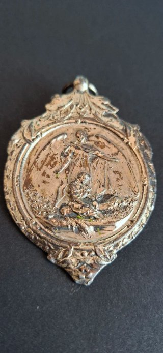 Antiguo medallon de protección de cuna
