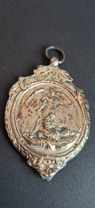 Antiguo medallon de protección de cuna