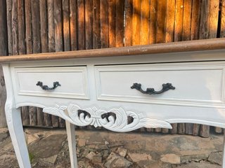 Cómoda de madera blanca con cajones