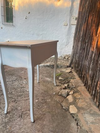 Cómoda de madera blanca con cajones