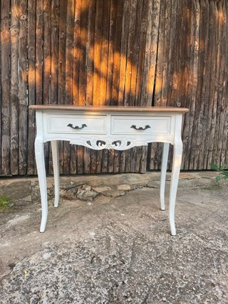 Cómoda de madera blanca con cajones