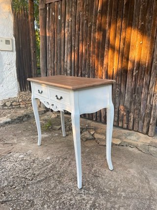 Cómoda de madera blanca con cajones