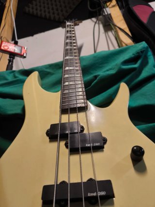 Bajo Eléctrico Ovation Celebrity