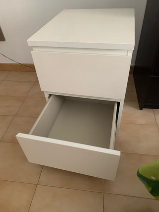 Mesita de noche blanca Ikea. Esta còmo nueva.