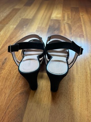 Sandalias negras de tacón