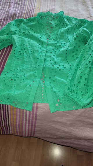 Camisa verde con bordados calados