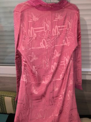 Kaftán rosa con bordado