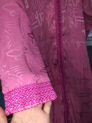 Kaftán rosa con bordado